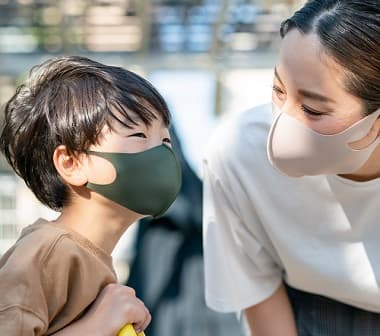 抗菌マスクを付けた母親と男の子