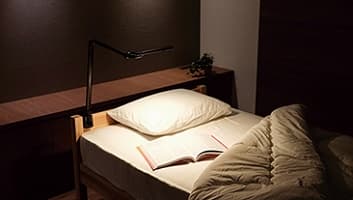 LEDアームライトLE-H651 ベッドでの読書。